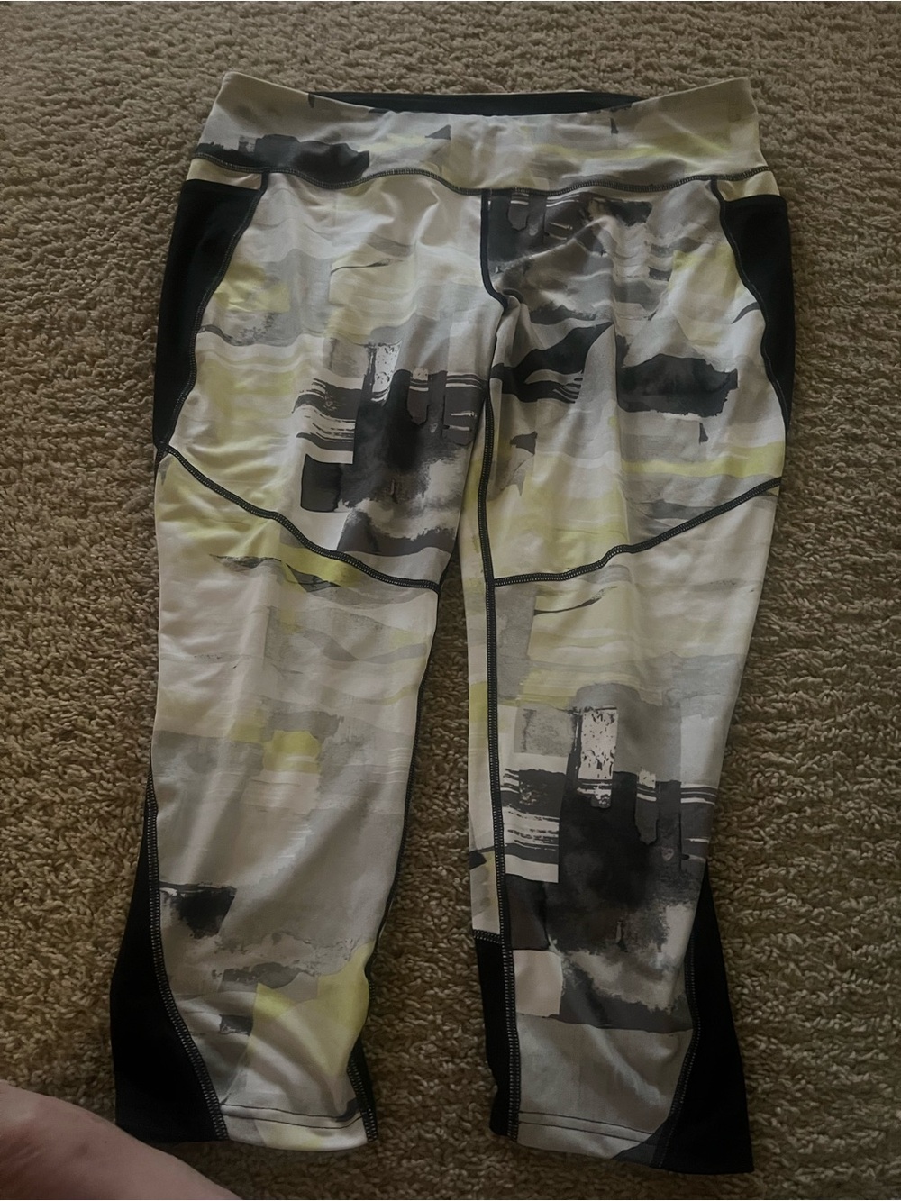 Women Black, Gray & Yellow Abstract Print Athletic Capri Leggings